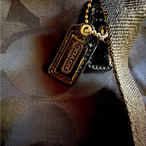 Coach • Black Handbag • Nylon Black Lining • Leather Handles - Picture 4 of 7